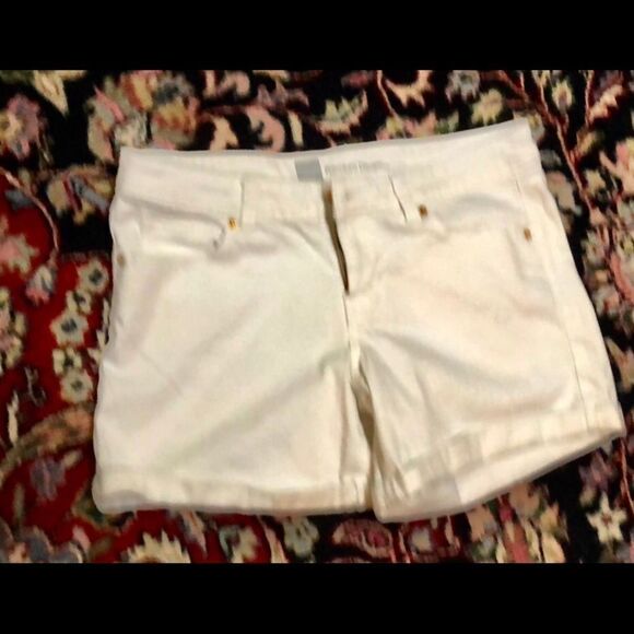 Cute white denim shorts in size 6 - Picture 1 of 2